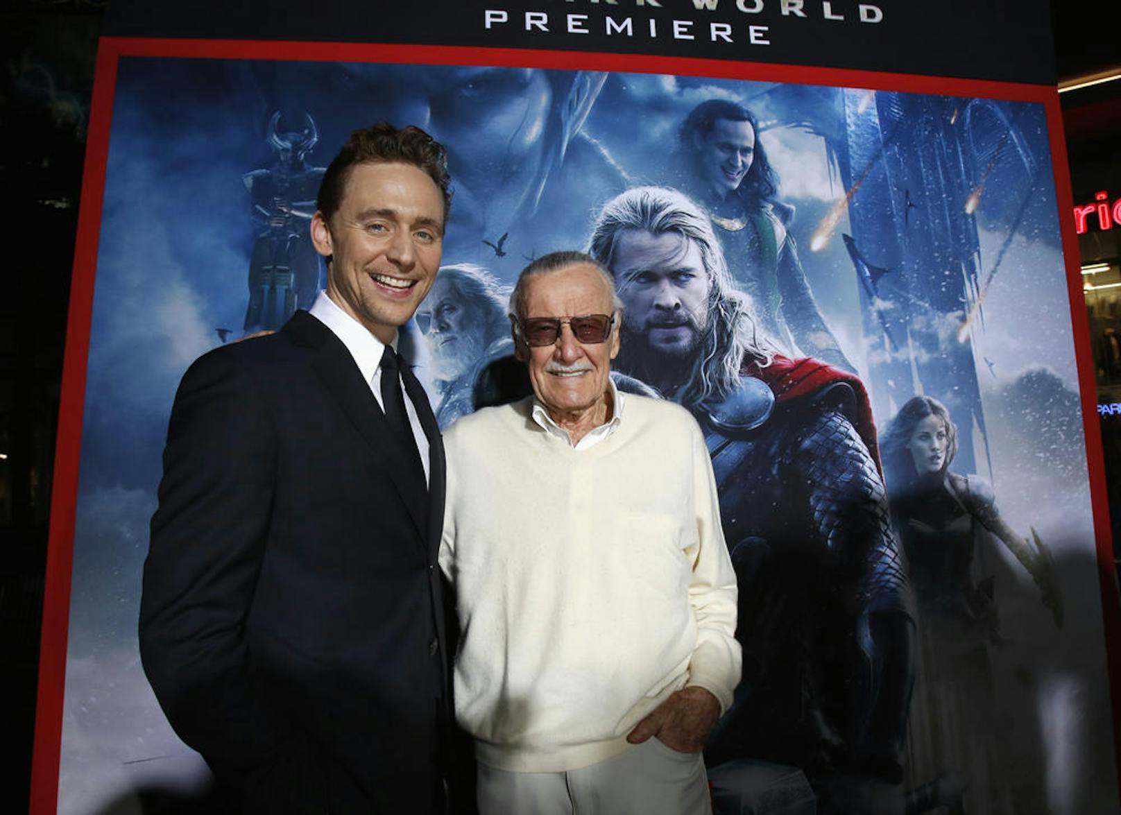 Tom Hiddleston und Stan Lee bei der Premiere von "Thor: The Dark World"in Hollywood, 2013.