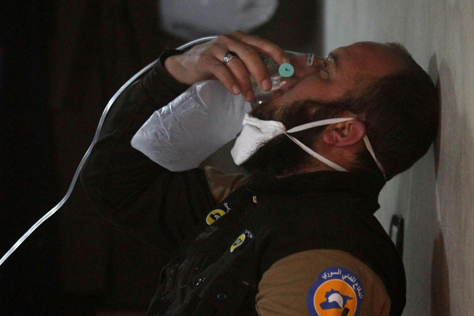 <b>4. April 2017:</b> Im blutigen<b> Bürgerkrieg Syriens</b> ließ Machthaber Assad die Rebellenstadt Chan Schaichun mit dem <b>Giftgas Sarin </b>bombardieren. Mindestens 80 Menschen wurden getötet, Hunderte weitere kamen mit dem Kampfstoff in Berührung. Die Bilder nach dem Angriff schockten die Welt: Der Boden war übersät mit Leichen, darunter auch mehrere Kinder. Die Überlebenden versuchten das Gift mit Wasser von den Häusern und Böden zu waschen. Auch ein kleines Mädchen wurde gefilmt, das Schaum vor dem Mund hatte und beatmet wurde. 

<b>Mehr Infos: </b> <a href="https://www.heute.at/welt/news/story/Einsatz-von-Sarin-in-Syrien-nachgewiesen-48515794">Einsatz von Sarin in Syrien nachgewiesen</a>