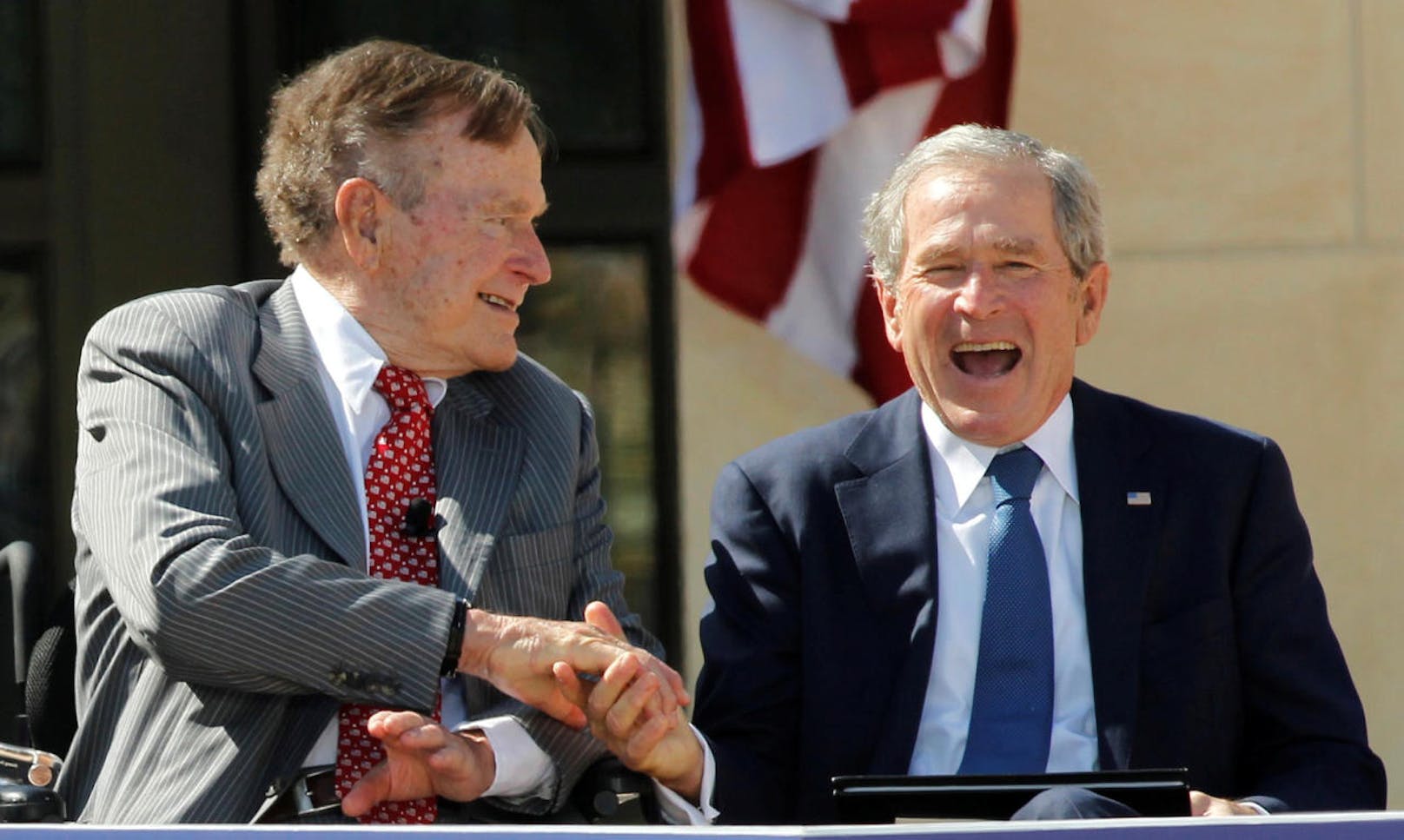 George H.W. Bush mit seinem Sohn George W. Bush.
