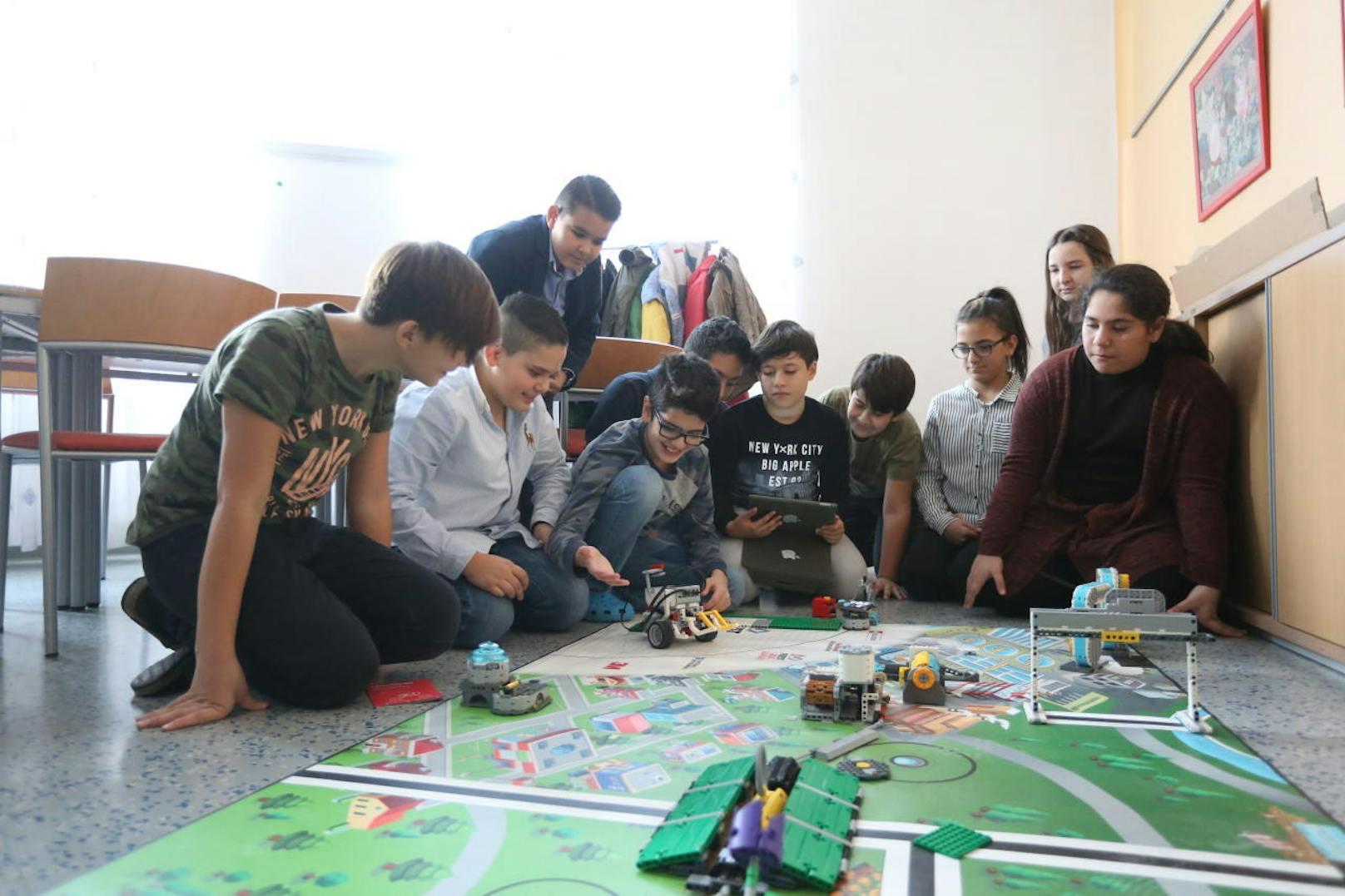 Auf Erfolgsschiene: Zehn Schüler der 2a der NMSi Feuerbachstraße Wien programmieren einen Roboter für den Lego-League-Wettbewerb.
