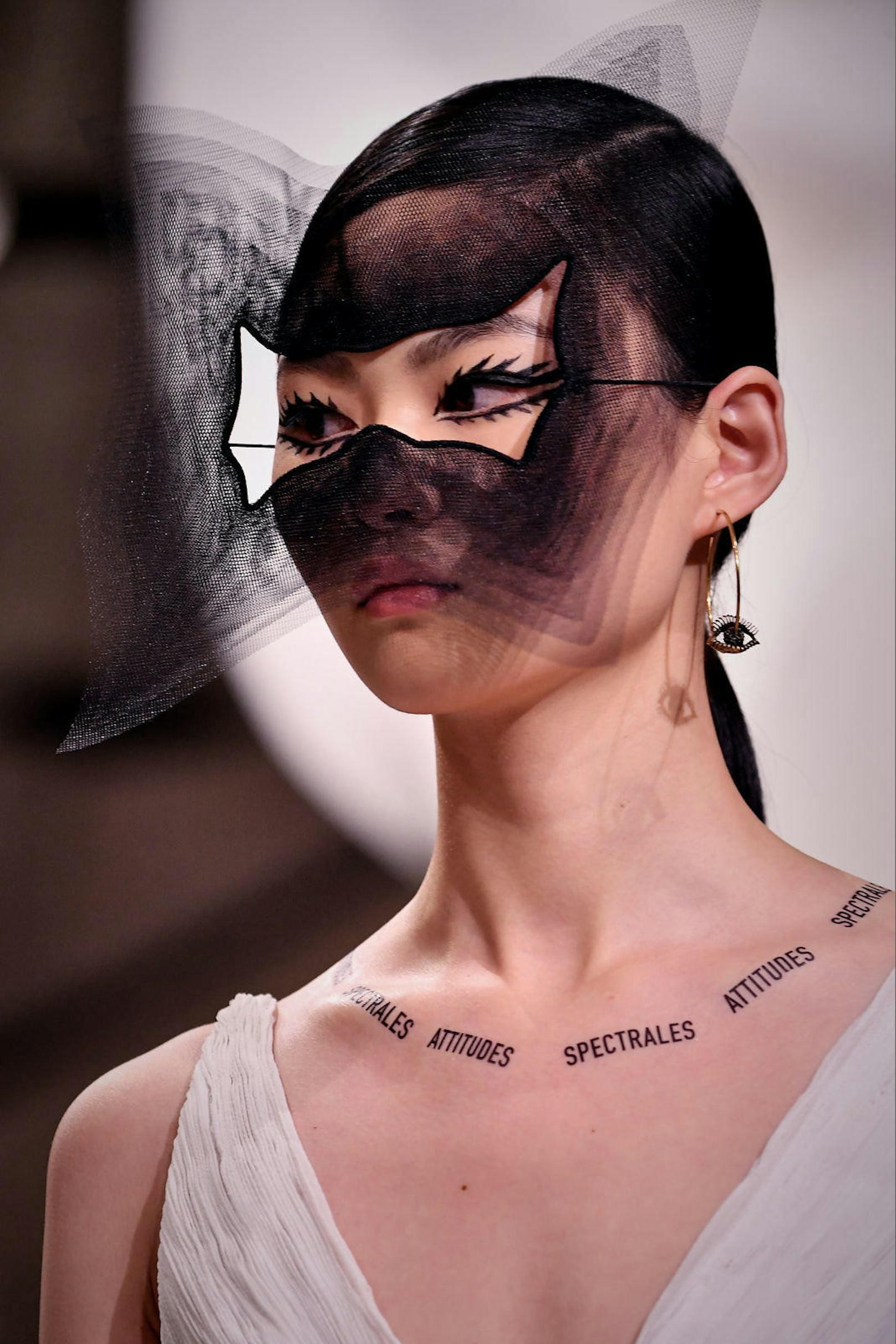 Für <b>Christian Dior </b>bewegte sich Maria Grazia Chiuri in surrealistische Gefilde - inklussive Motto-Tattoos am Hals.