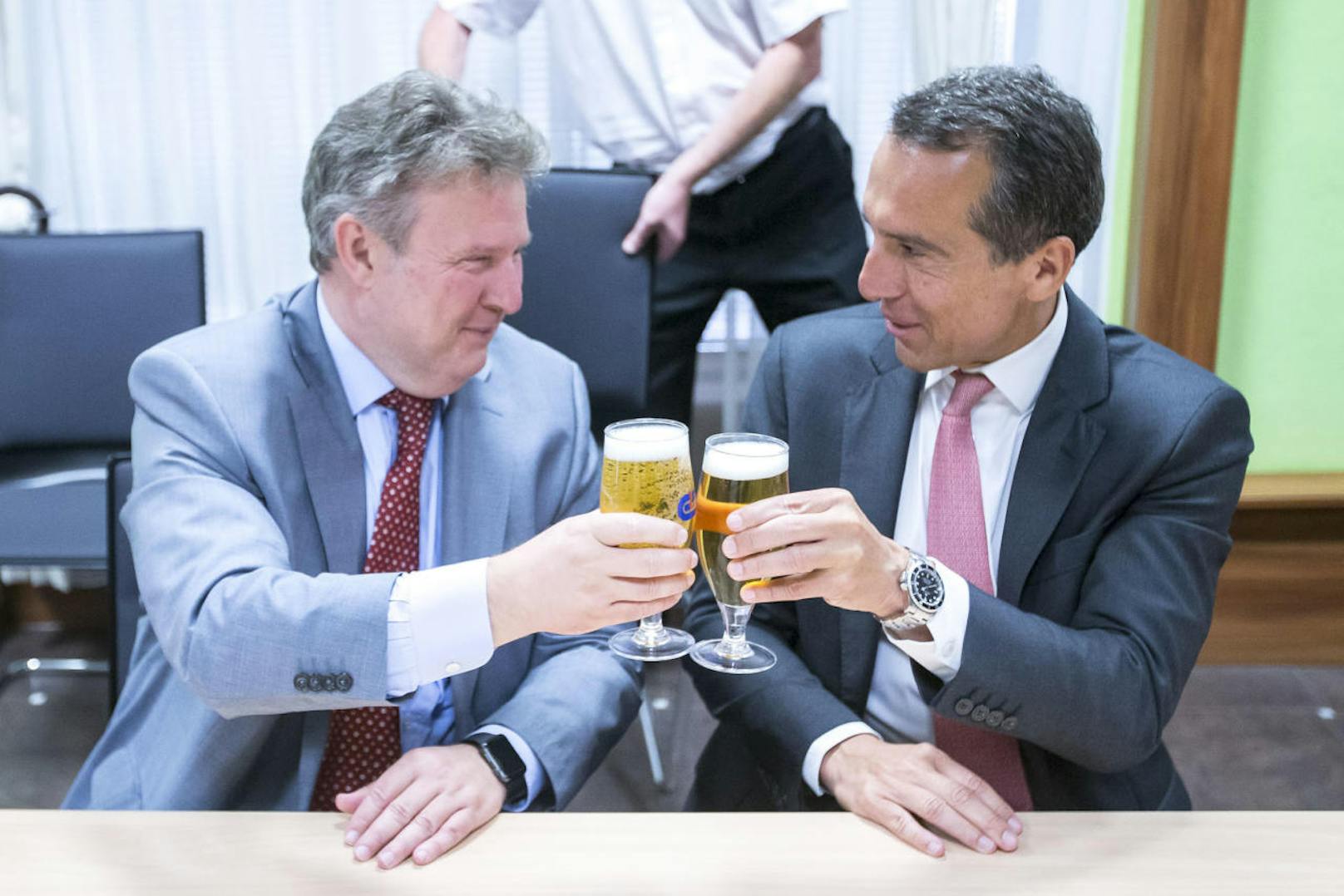 "Prost!" SPÖ-Wien-Chef Ludwig und SP-Chef Kern stießen mit Bier an.