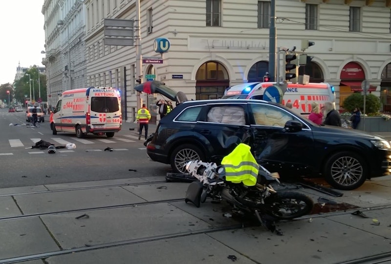 Unfall in Wiener City: Motorradfahrer lebensgefährlich verletzt
