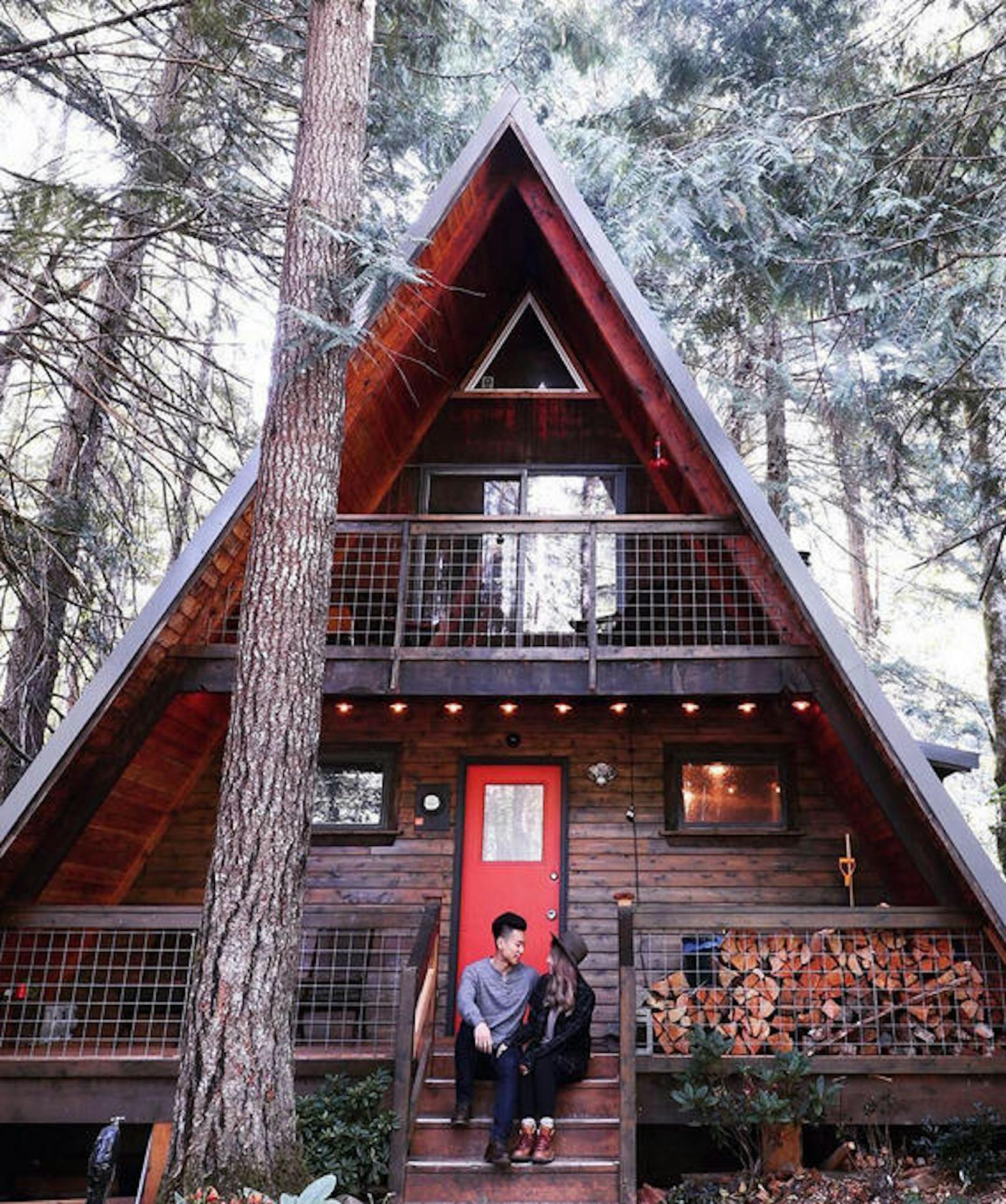 <b>Platz 2: Ryans Hütte, Gifford Pinchot National Forest, Washington</b>
Die "Little Owl Cabin" des Gastgebers Ryan liegt mitten im Giffort Pinchot National Forest im Kaskadengebirge, südöstlich von Seattle im US-Bundesstaat Washington. <a href="https://www.airbnb.de/rooms/14471479">The Little Owl Cabin at Mt. Rainier</a>