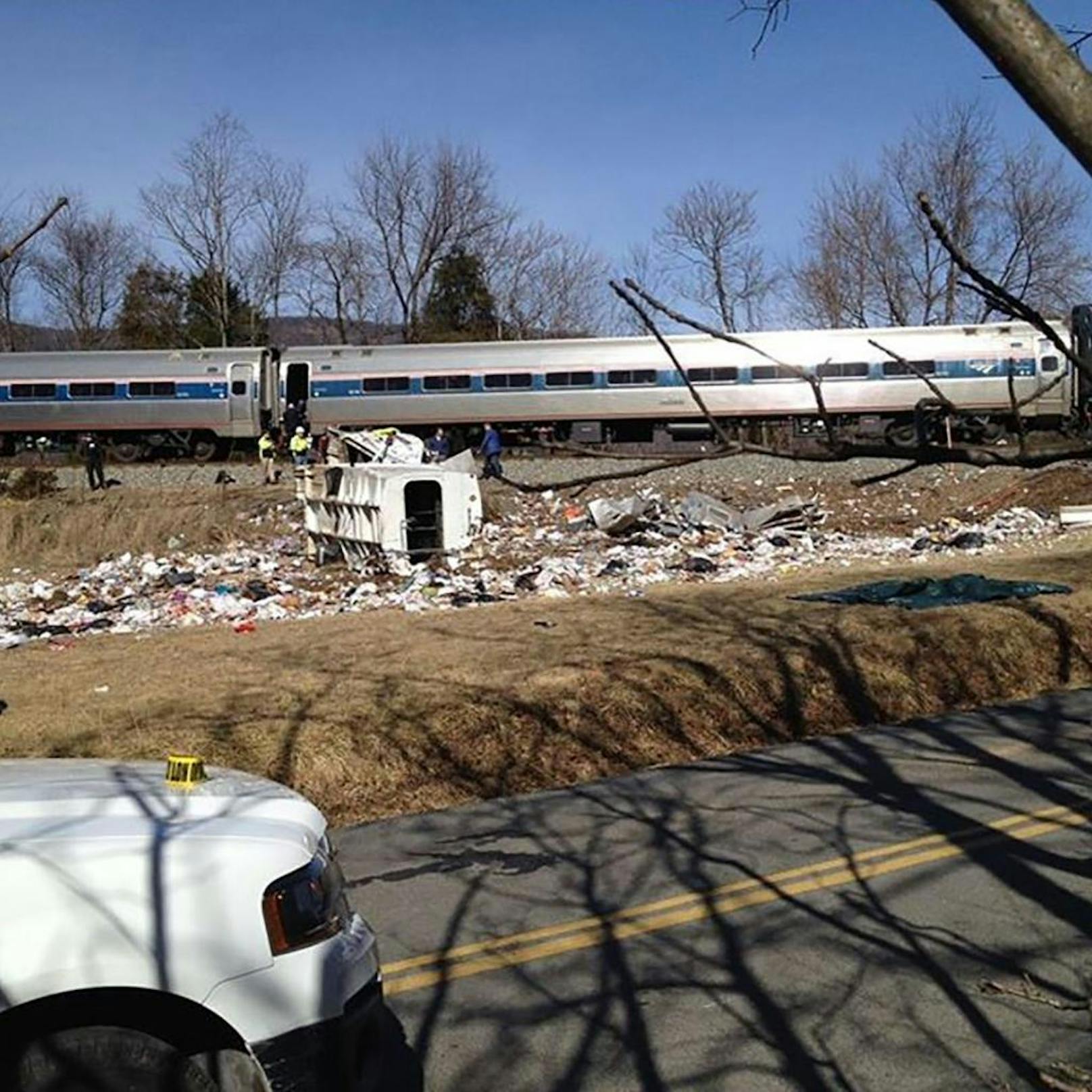 Ein Zug voller US-Kongressabgeordneter kollidierte an einem Bahnübergang mit einem Müllabfuhr-Laster.