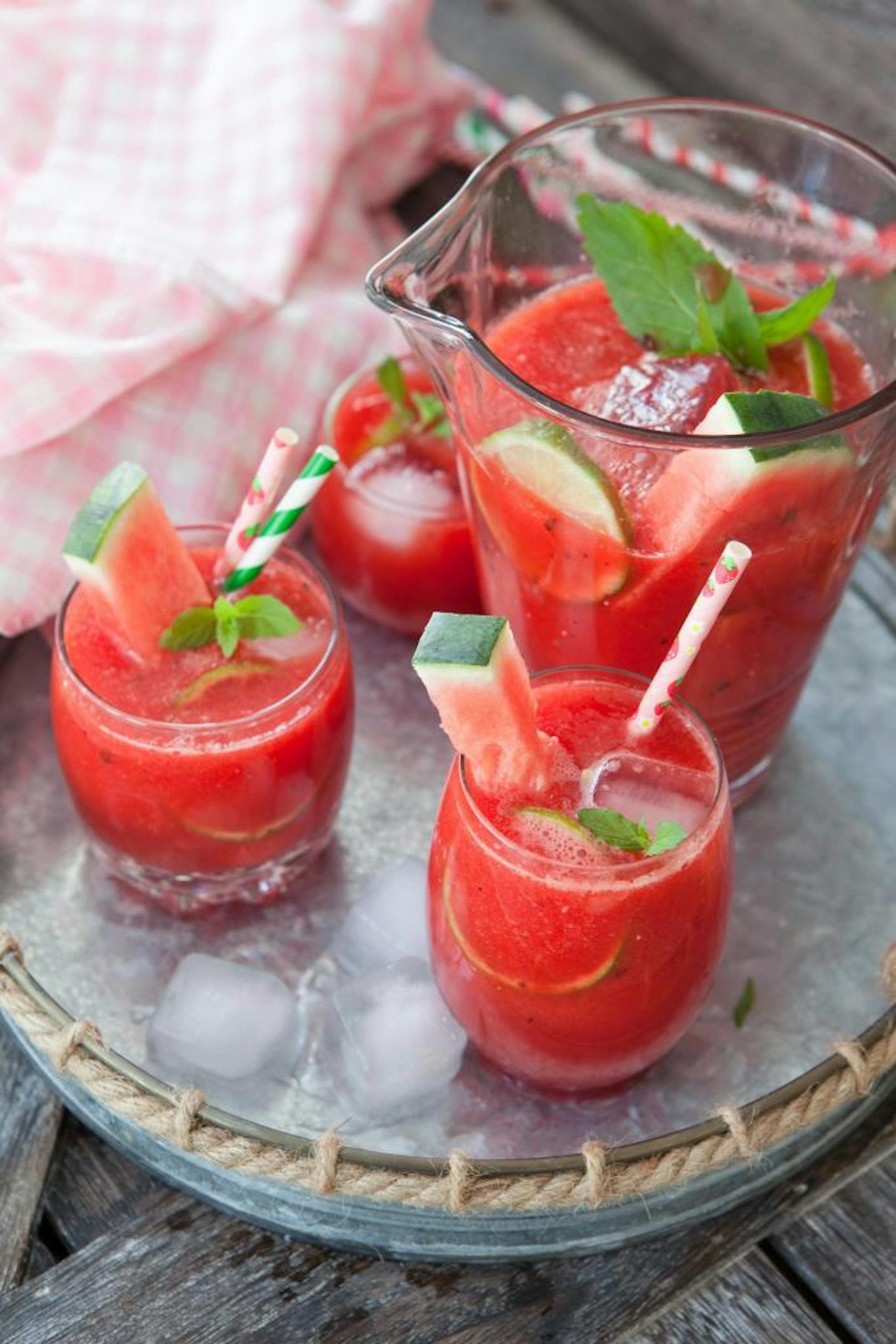 Ein fruchtiger Cocktail mit Wassermelonen und Limetten - wohlgemerkt ohne Alkohol - lässt uns einen kühlen Kopf bewahren.