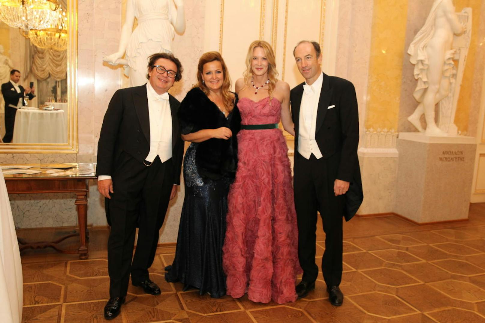 <em>"Heute"-</em>Chefin Eva Dichand mit Ehemann, "Krone"-Chef Christoph Dichand, und ihren Gästen Edi Fröschl und dessen Frau Carina Schiestl-Swarovski.