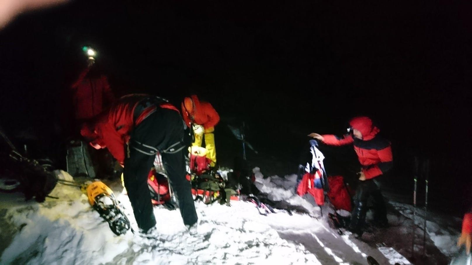 Ein 45-Jähriger ist 30 Meter tief in eine Felsspalte abgestürzt. Er konnte nach fünf Tagen gerettet werden.