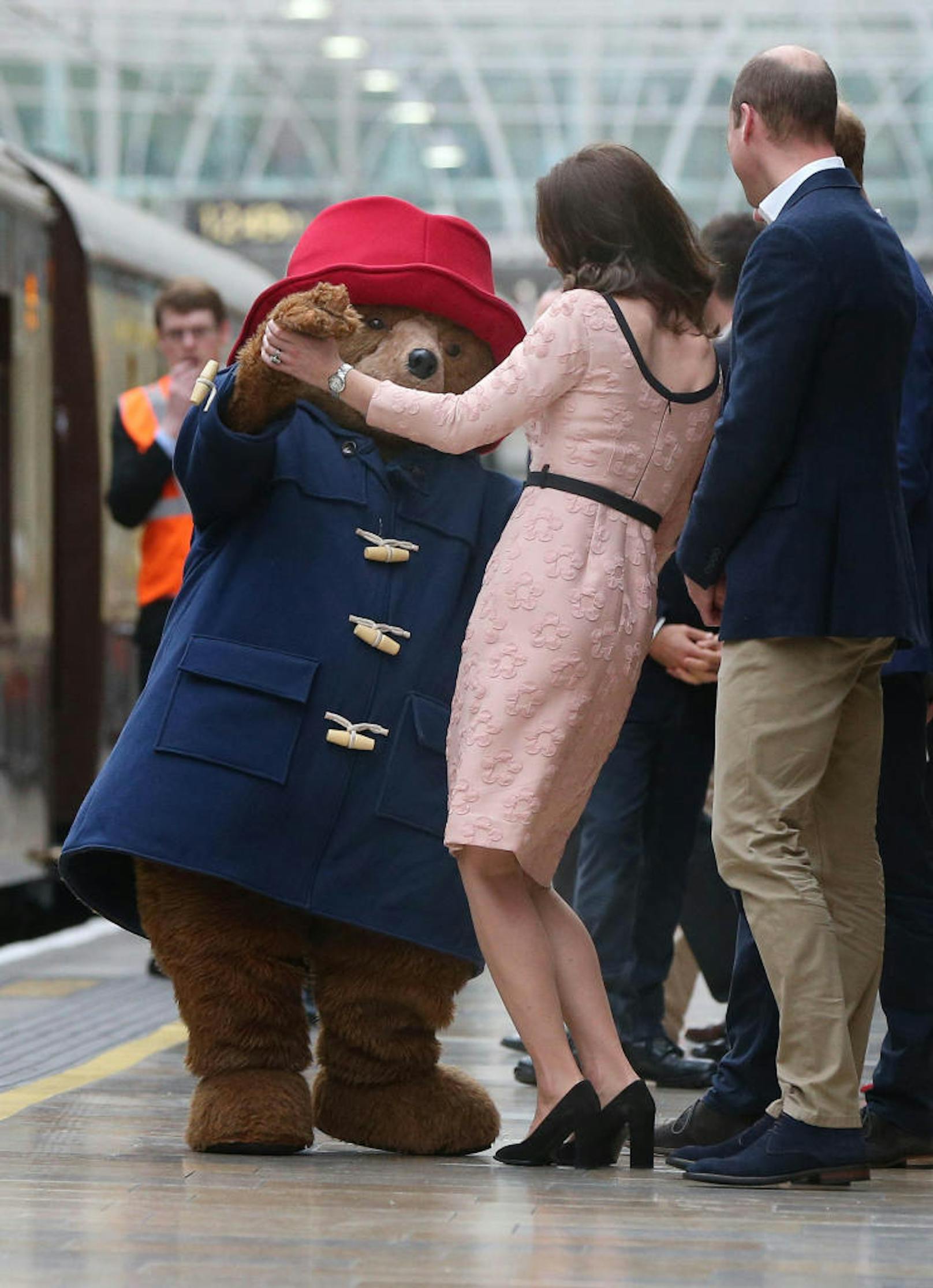 Herzogin Kate tanzt mit dem Paddington-Bär bei einem Event zur Filmpremiere