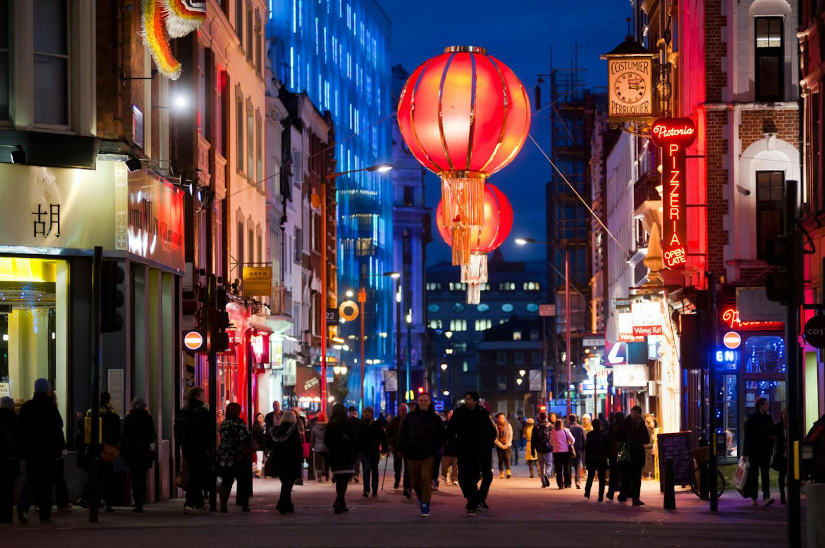 London Chinatown - eines der hippsten Viertel der Stadt ist Chinatown, das an der Gerrard Street und Liste Street liegt. Hier kann man viele verschiedene asiatische Küchen ausprobieren. Tipp: Besuchen Sie Chinatown am Abend, da kommt die Beleuchtung des Viertels besonders zur Geltung!
