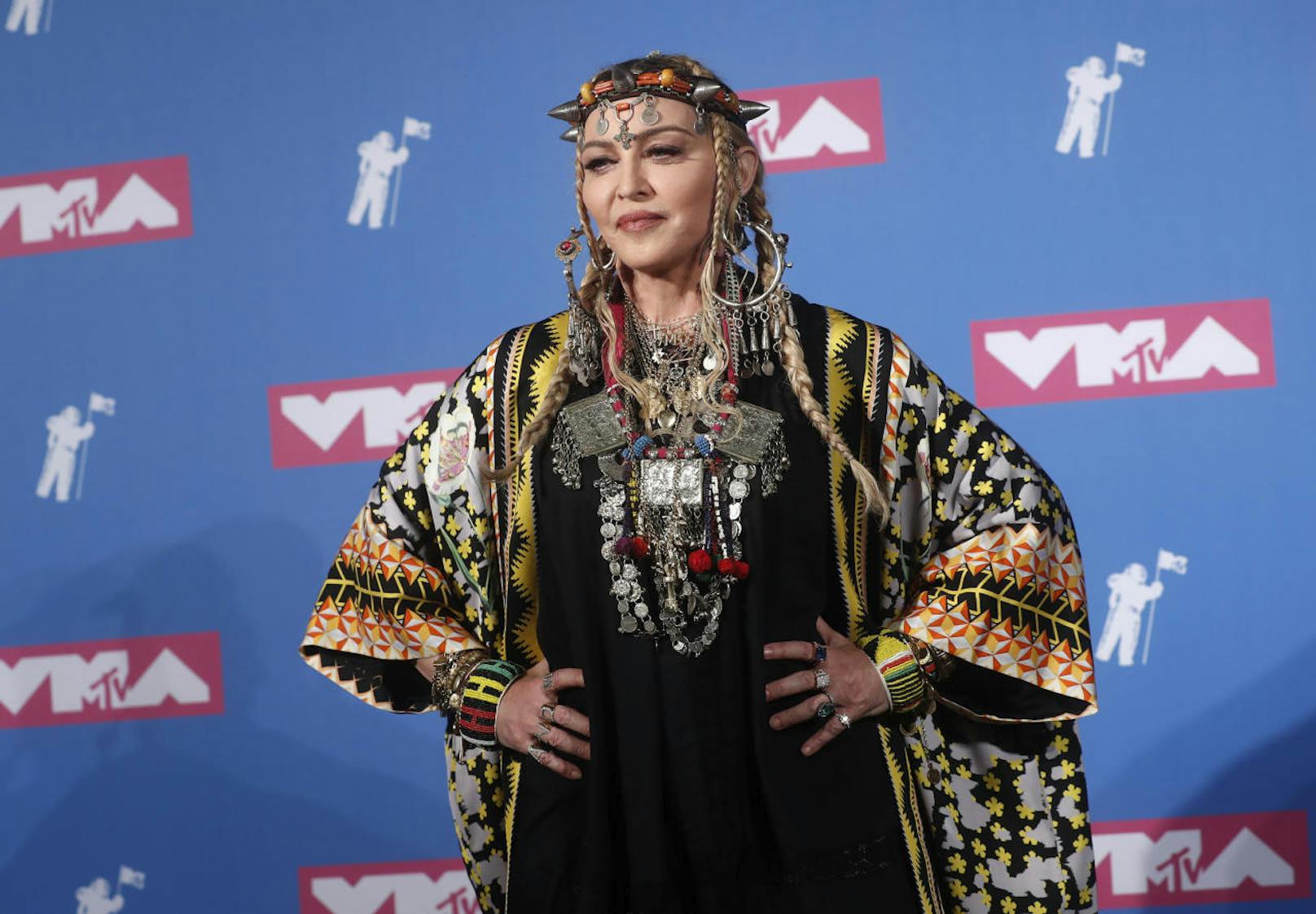 <b>Madonna</b> schockierte nicht mit ihrer sonst schon zum Alltag gehörenden Freizügigkeit, sondern einem überladenen Outfit, von dem niemand so recht weiß, was es eigentlich darstellen soll.