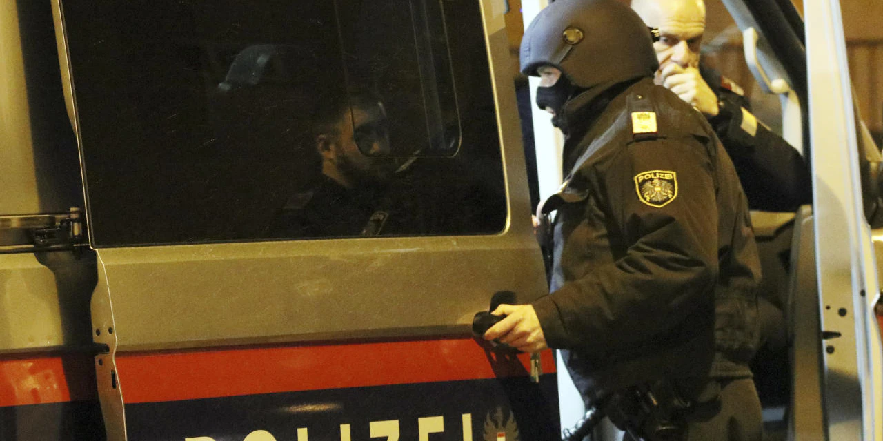 Polizei und WEGA durchkämmten den anliegenden Gebäudekomplex auf der Spur nach den flüchtigen Tätern.