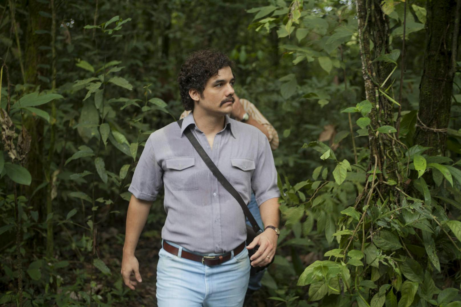 Pablo Escobar (Wagner Moura) am Weg zu einem seiner Drogenlabore. (Credit: Daniel Daza)