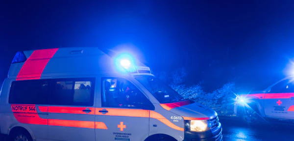 B309 nach tödlichem Unfall zwei Stunden gesperrt Veröffentlicht am: 18. Dez 2018 06:45  ENNS. Bei einem Frontalzusammenstoß zweier Pkw auf der B309 bei Enns ist Dienstagfrüh ein Lenker noch an der Unglücksstelle gestorben. Ein weiteres Unfallopfer musste vom Notarzt versorgt und dann nach Linz ins Spital gebracht werden. B309 nach tödlichem Unfall zwei Stunden gesperrt  Der Unfall ereignete sich gegen 05:40 Uhr unmittelbar nach der Autobahnabfahrt Enns West. Die Ursache war vorerst noch nicht geklärt. Vermutlich dürfte der Lenker eines roten Pkw, der in Fahrtrichtung Enns unterwegs war, aus vorerst noch ungeklärter Ursache auf die Gegenfahrbahn geraten sein, sagte der Einsatzleiter der Freiwilligen Feuerwehr Enns, Alfred Stummer, den OÖN. Dort krachte das Fahrzeug frontal gegen einen entgegenkommenden Wagen eines 41-jährigen Fahrers aus Steyr zusammen. Für den Lenker des roten Pkw kam jede Hilfe zu spät, er verstarb noch an der Unfallstelle. Der 41-Jährige, der gerade nach Wels zur Arbeit unterwegs gewesen ist, musste von dem Notarzt erstversorgt und in ein Linzer Spital gebracht werden. Für Aufräumarbeiten war die B309 bis 8 Uhr früh gesperrt. Quelle: nachrichten.at