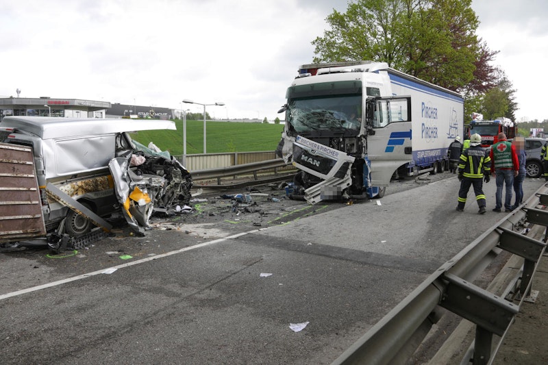 Schrecklicher Bilder von einem tödlichen Unfall in Tumeltsham.