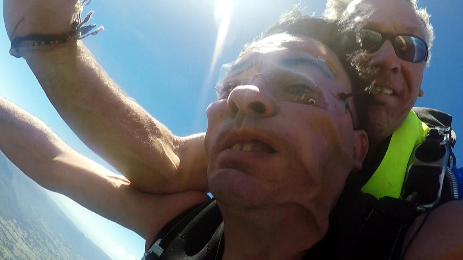 Matthias Mangiapane entgleiten beim Fallschirmsprung die Gesichtszüge