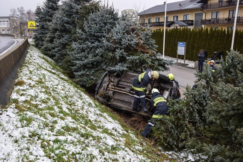 Der Lenker kam von der Straße ab und fuhr auf die Betonleitwand auf. 