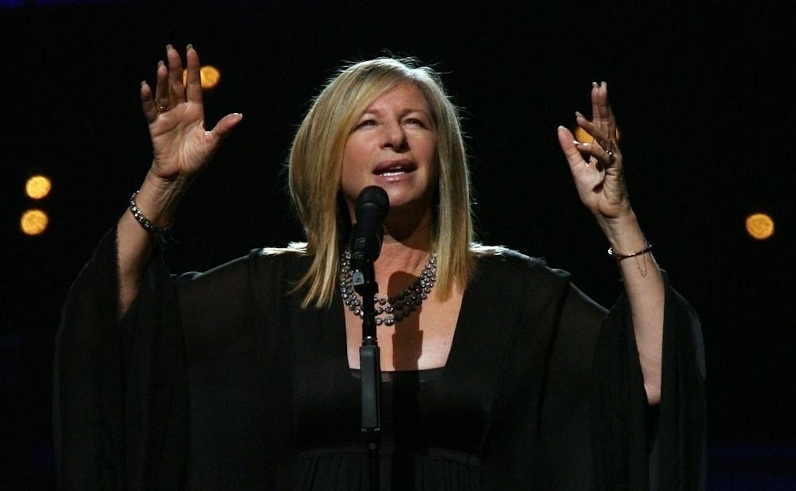 Barbra Streisand bei einem Auftritt in Manchester 