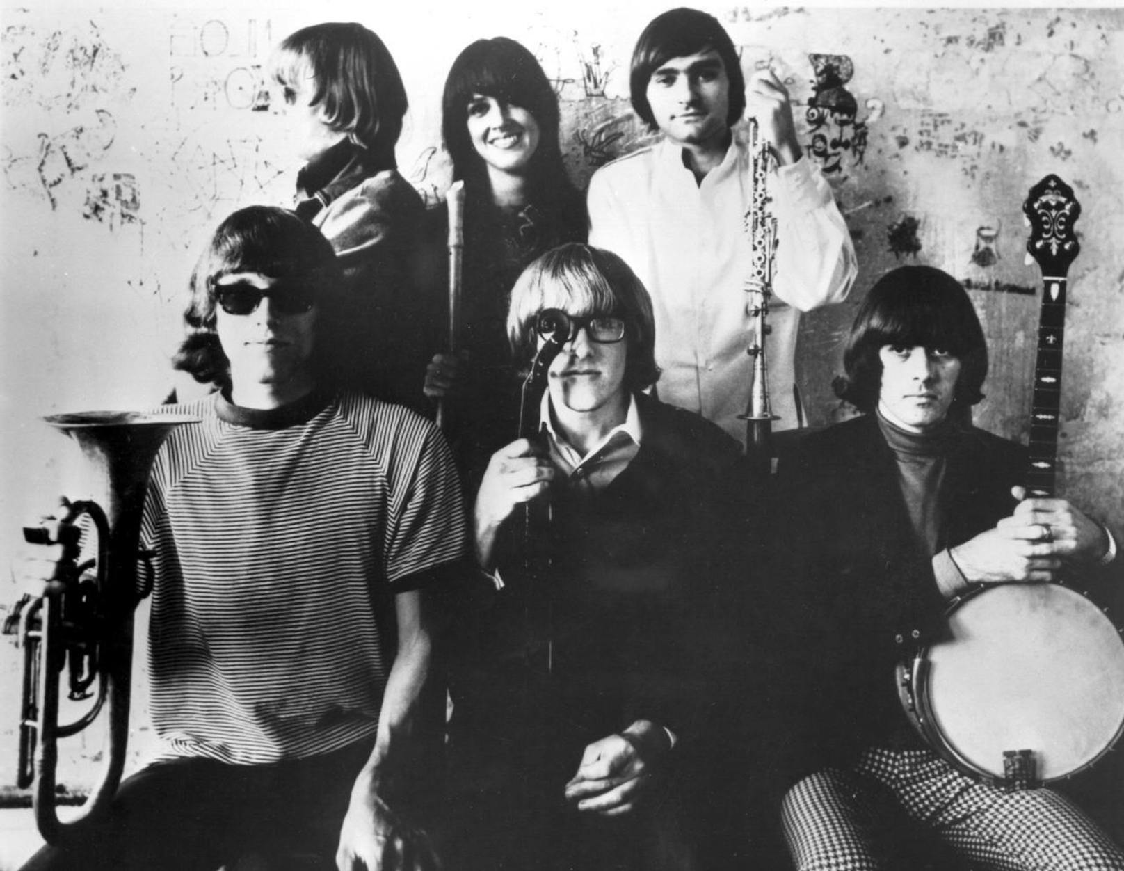(Vorne v. links:) Spencer Dryden,Paul Kantner, Jorma Kaukonen (hinten v.l.) und Jack Casady, Grace Slick, Marty Balin. 1967