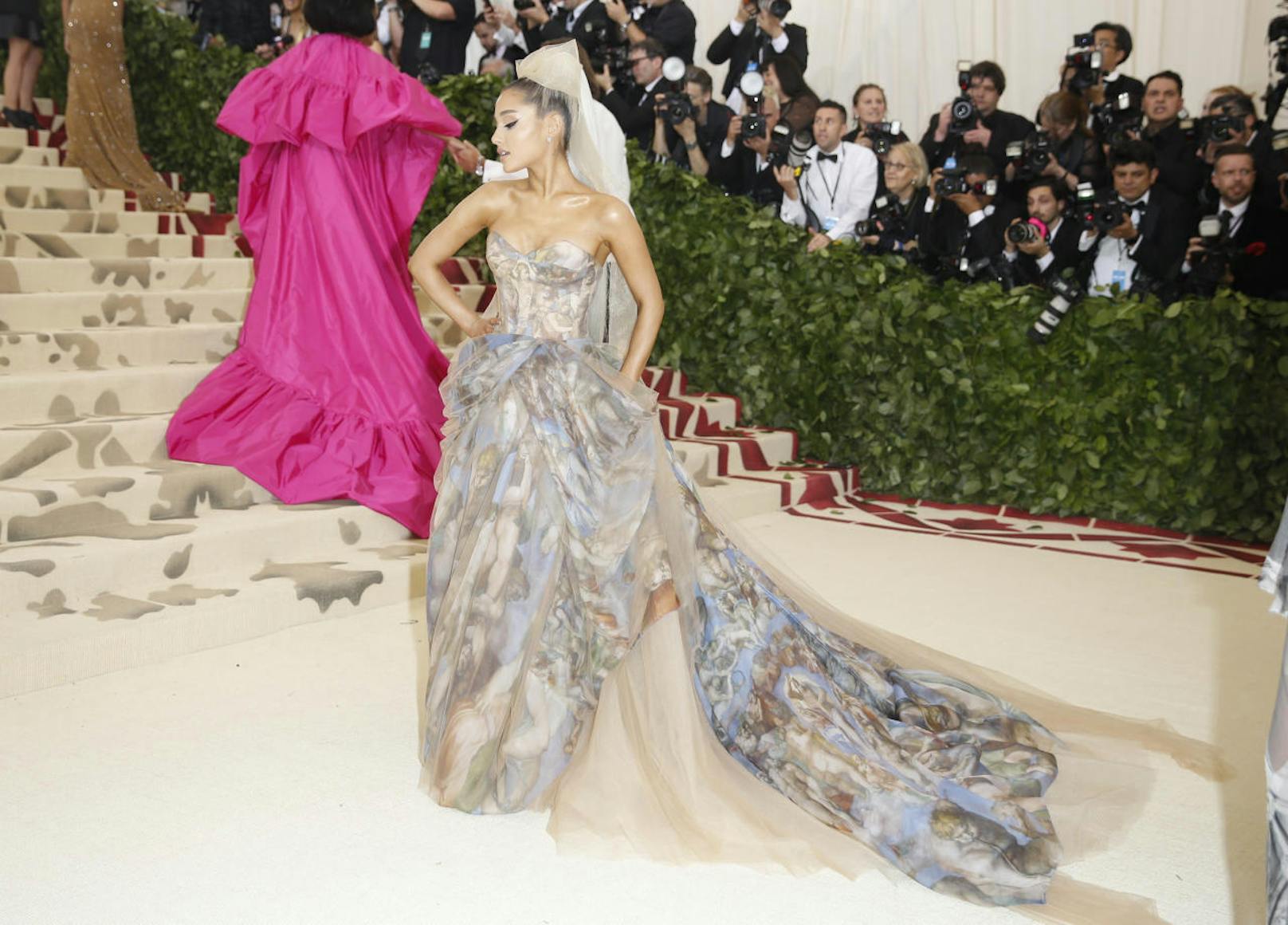 Sängerin Ariana Grande besucht die Met Gala in einem Kleid von Vera Wang, auf dem die Deckenmalerei Michelangelols aus der Sixtinischen Kapelle abgebildet ist.