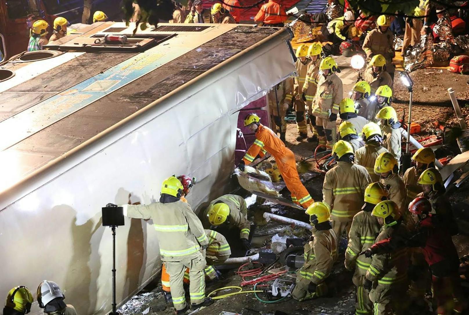 63 Fahrgäste wurden verletzt, neu davon schweben in Lebensgefahr.