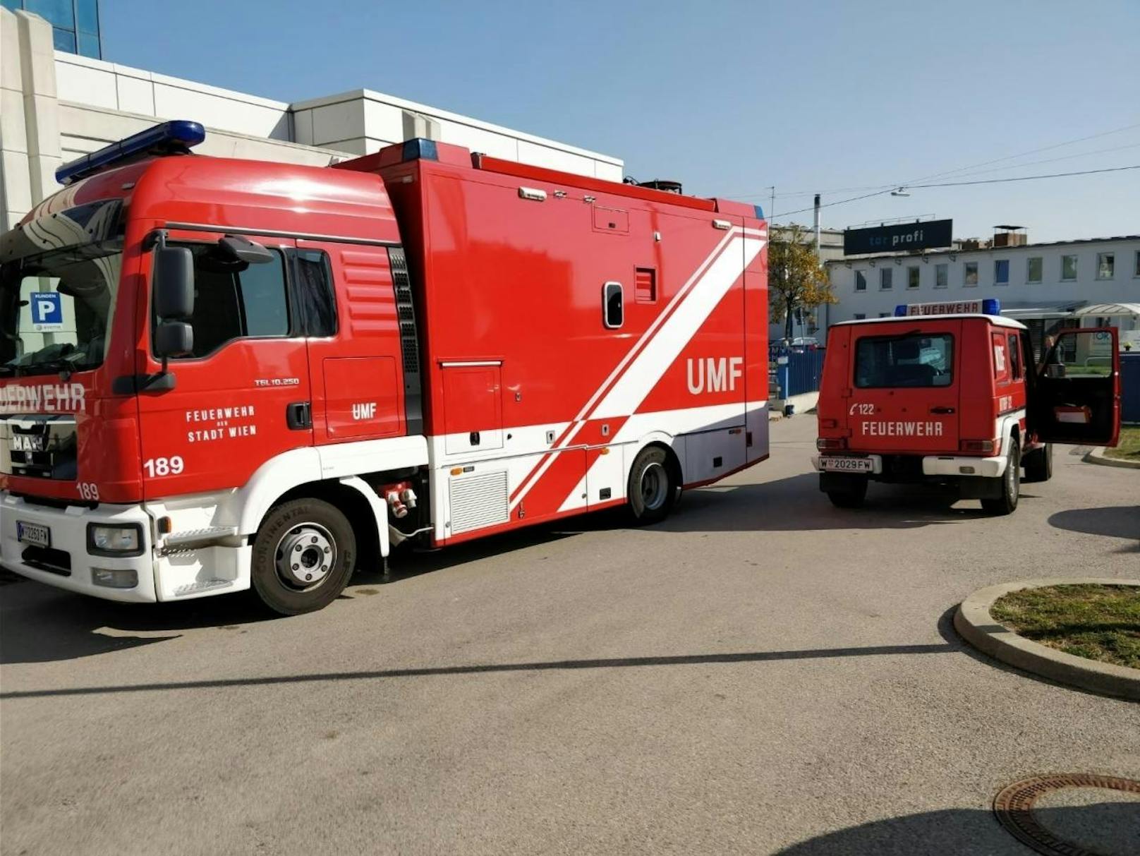 In einem Betrieb in Wien-Liesing trat ein Gemisch und Salzsäure und Salpetersäure aus. Die Feuerwehr rückte in Schutzanzügen an, ein Arbeiter wurde verletzt. 
