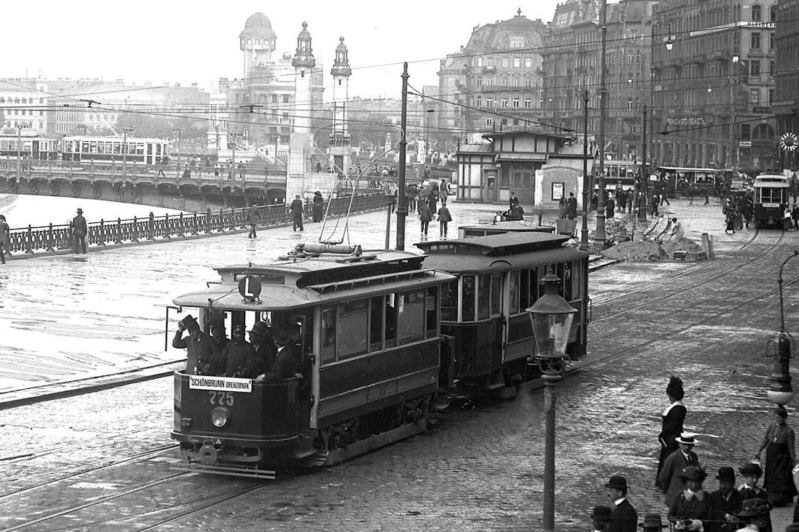 Heutiger Schwedenplatz - mit der Type G offen, etwa um 1912