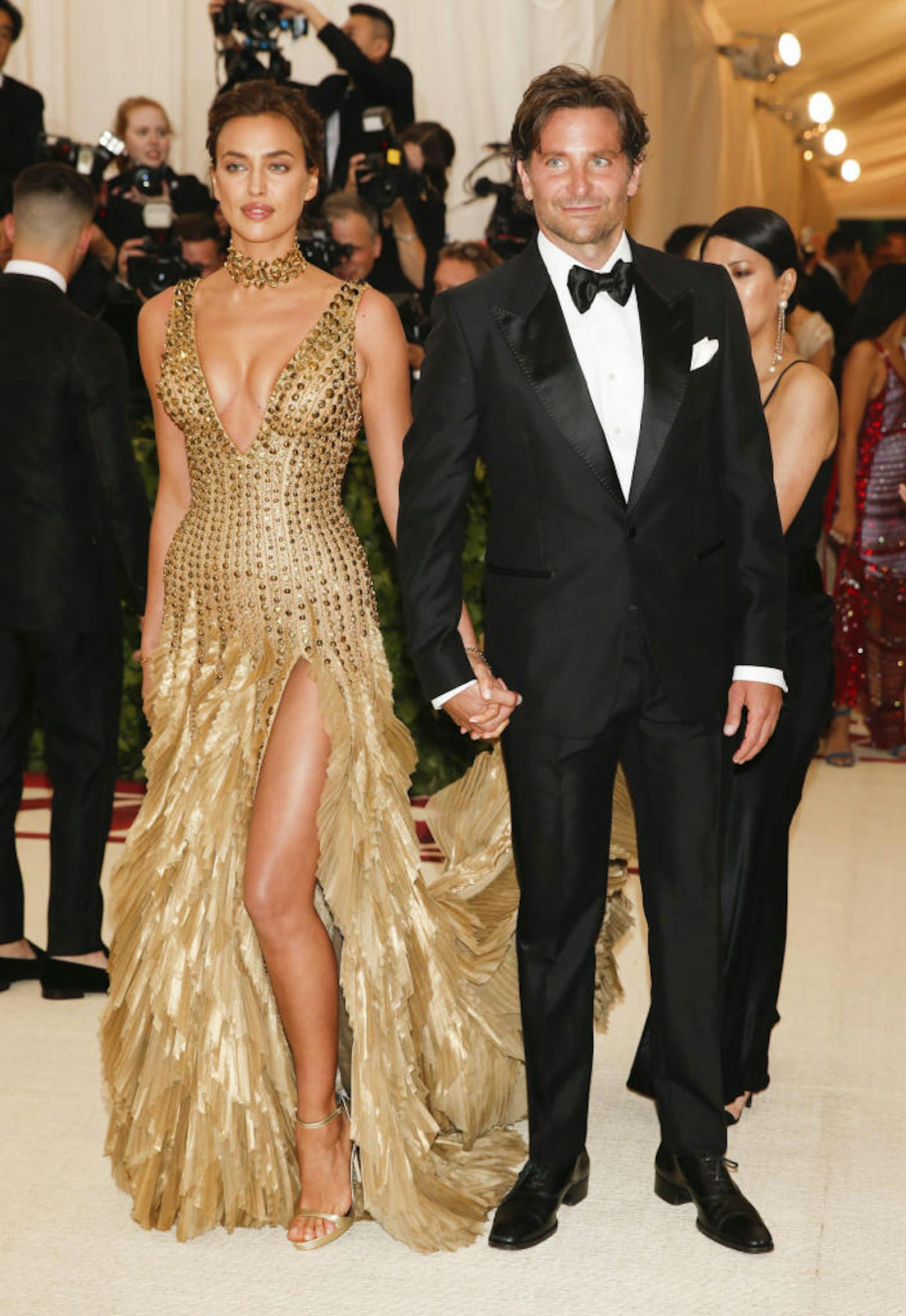 Bradley Cooper mit Irina Shayk in Versace