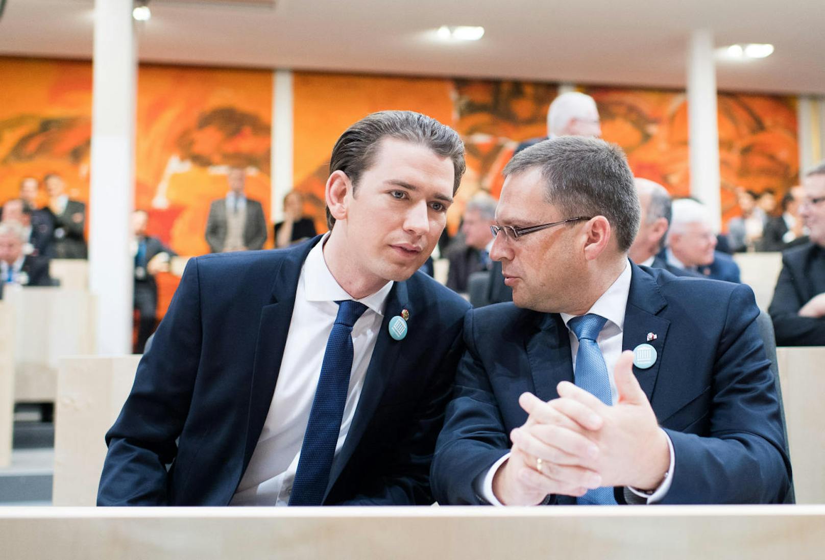Die ÖVP kam mit türkisen Buttons (im Bild: Sebastian Kurz (l.) und Klubchef Augsut Wöginger)