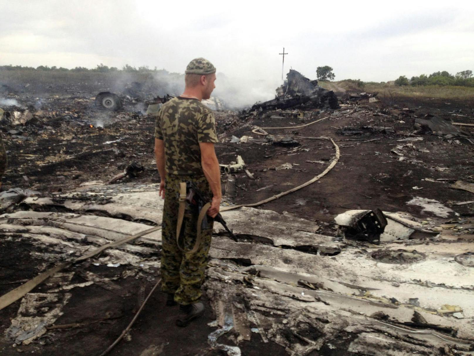 Die Unglücksstelle bei Grabowo in der Ukraine am 17. Juli 2014. Das Bild zeigt ein Mitglied der ukrainischen Regierung vor Ort.