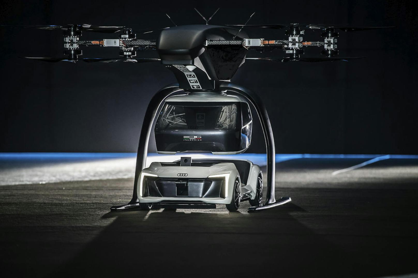 Die Passagierkabine lässt sich an der Drohne (wie im Bild) oder am autonomen E-Auto fixieren.