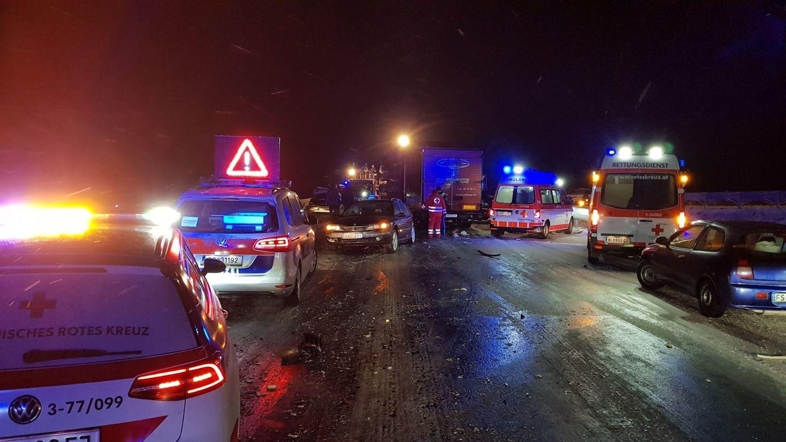 Großeinsatz für Rettung, Feuerwehr und Polizei auf der A4: Fünf Verletzte