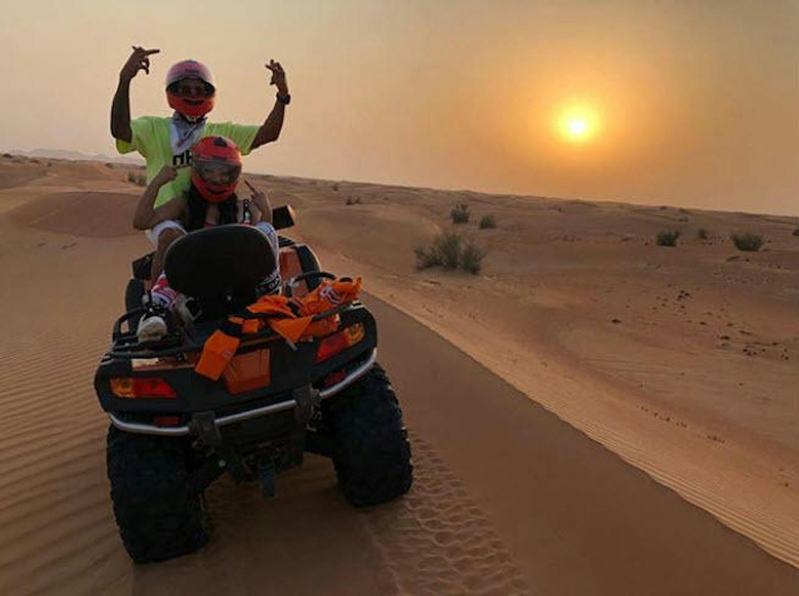 27.9.2018: Nicki Minaj cruist mit Lewis Hamilton durch die Wüste von Dubai. Ob sie ein Paar sind, wollten die beiden aber nicht verraten.