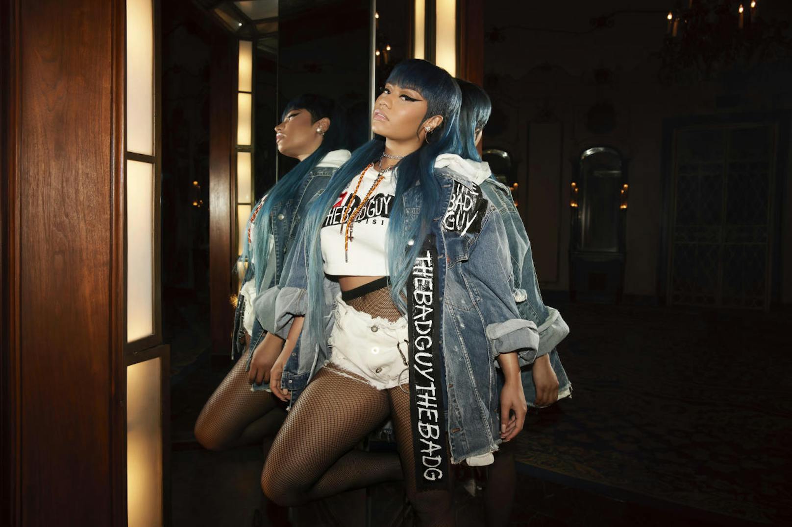 Auch Rap-Star Nickie Minaj macht mit. "HATE COUTURE" fasst es DIESEL zusammen. Das ist die neue Kollektion, die Online-Hass sichtbar macht und drastische Schimpfwörter auf der Mode zum Vorschein bringt.