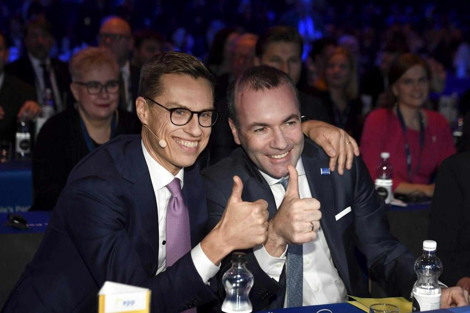 Alexander Stubb (l.) und Manfred Weber stellten sich beim Kongress der EVP der Wahl zum Spitzenkandidaten. Favorit Weber erlangte 79 Prozent der Stimmen.