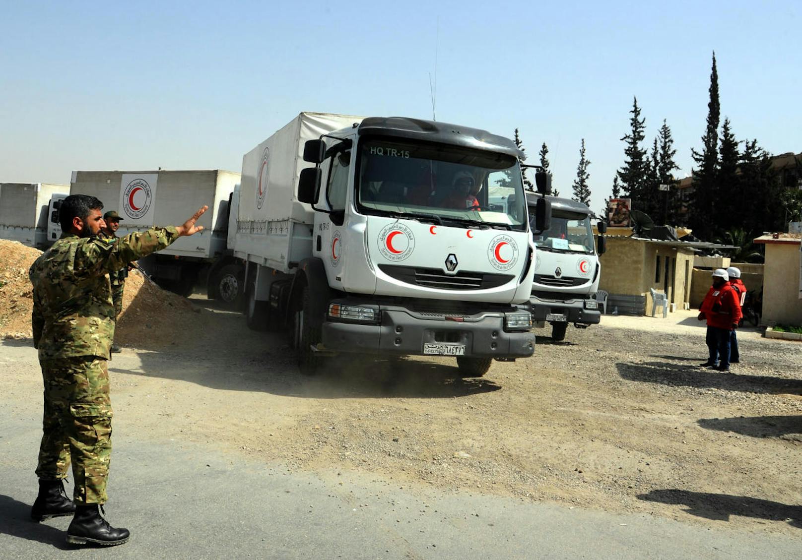 Ein Hilfskonvoi des Roten Halbmondes am 5. März auf dem Weg in die Rebellen-Hochburg Ost-Ghouta