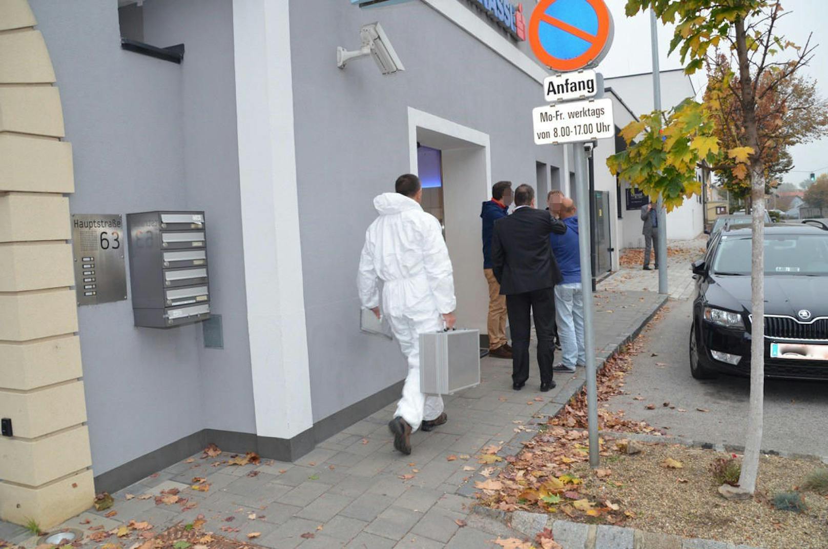 Ein Bewaffneter stürmte Freitagnachmittag in eine Bank in Moosbrunn und forderte Bargeld.