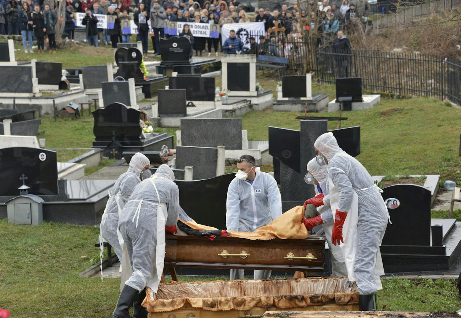 In den frühen Morgenstunden hoben mehrere Männer Davids Sarg am Friedhof in Banja Luka aus.