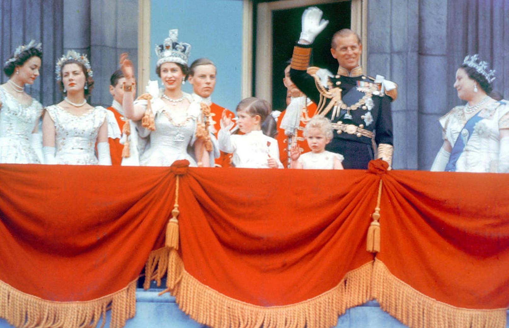 Bei ihrer Krönung musste Prinz Philip vor der Queen auf die Knie sinken.

Foto: 
1953 - Queen Elizabeth II mit der royalen Familie am Balkon des Buckingham Palace