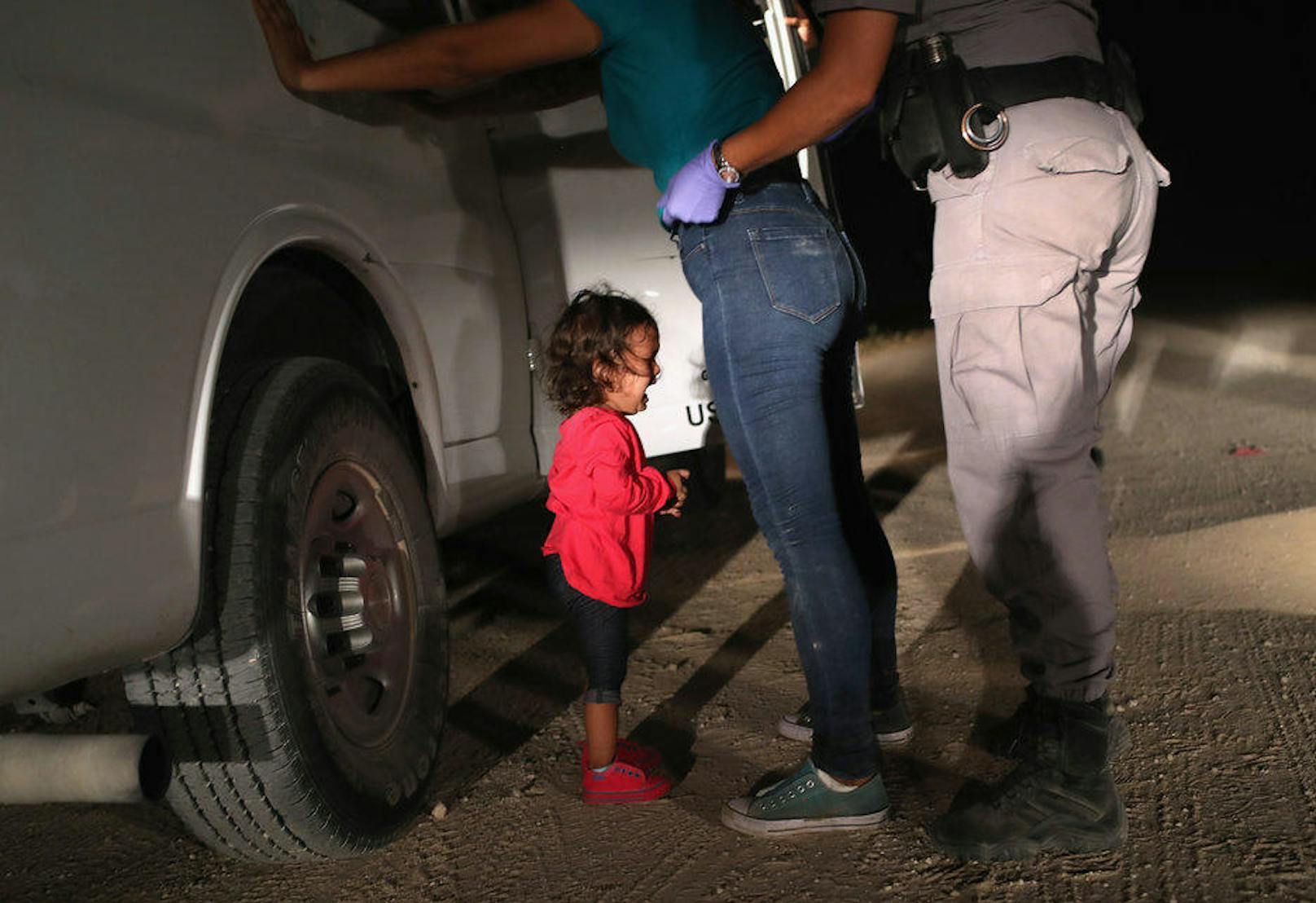Die Mutter musste für die Durchsuchung ihr Kind aus den Armen geben - und da begann das kleine Mädchen zu weinen.
