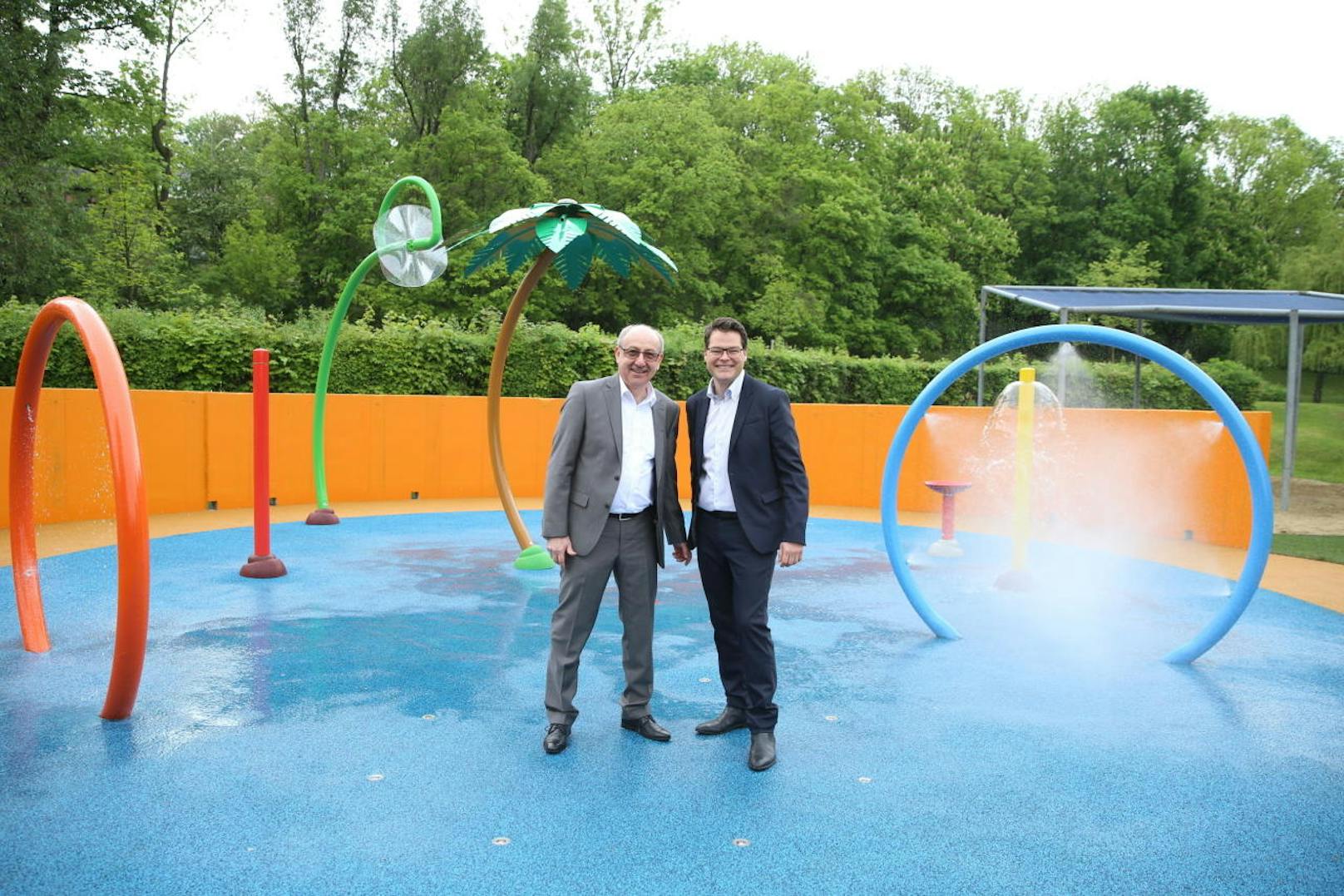 Bäderchef Hubert Teubenbacher und Stadtrat Jürgen Czernohorszky im neuen Wasserspielgarten im Schafbergbad