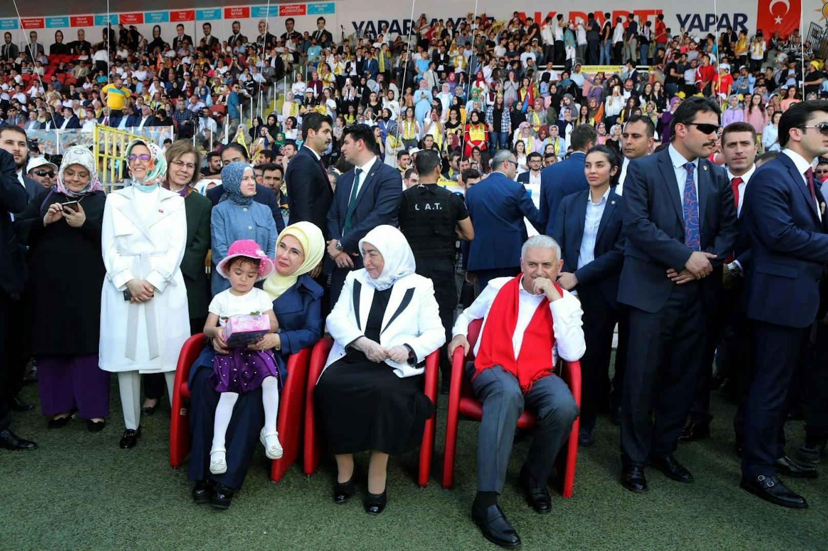 Emine Erdogan (links), Premier Binali Yildirim (rechts) and  und seine Frau Semiha Yildirim (Mitte) während der Wahlkamveranstaltung 