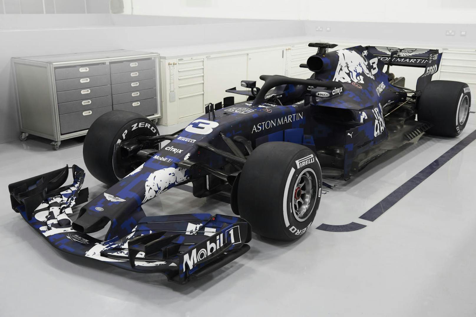 Red Bull präsentierte den Formel-1-Boliden für die neue Saison. Die Lackierung des "Aston Martin RB14" wird noch überarbeitet.
