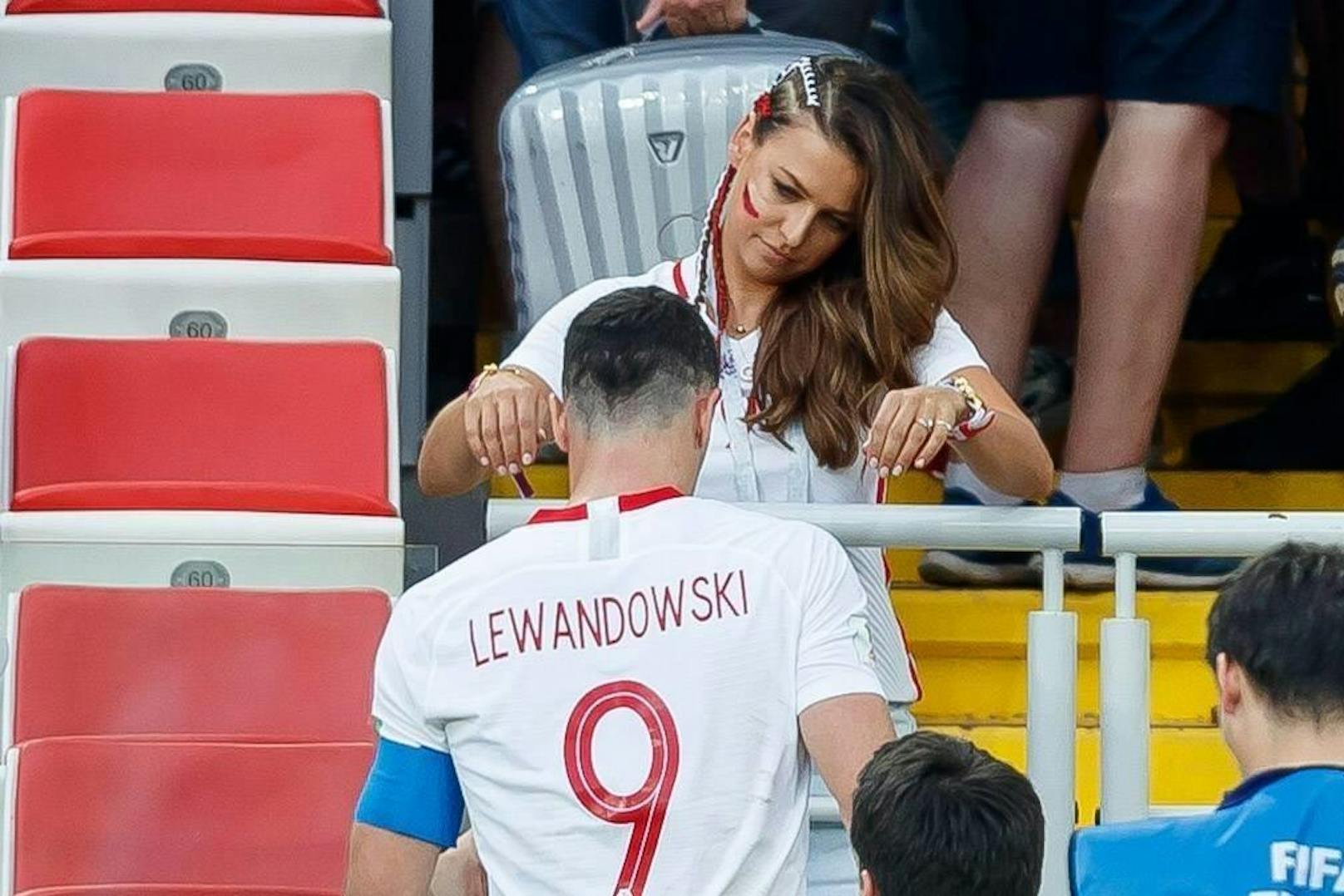 Anna Lewandowska tröstet ihren Gatten Robert Lewandowski nach der 1:2-Niederlage von Polen gegen Senegal.