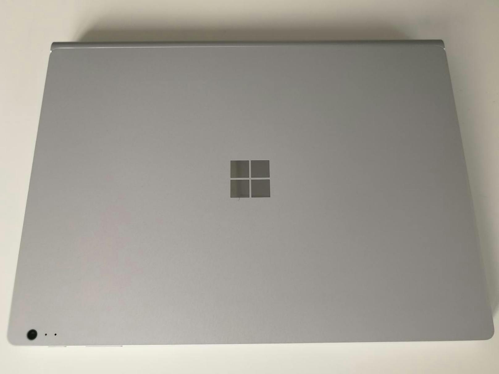 Bei den Anschlüssen ist das Surface Book 2 ein Vorzeigegerät. Am Gehäuse finden sich zwei USB-3.1-Anschlüsse, ein USB-C-Port, ein SD-Kartenleser und eine Kopfhörerbuchse. Geladen wird das Surface Book 2 über den "Surface Connect"-Anschluss, an den sich das ungewöhnliche Netzteil-Kabel magnetisch anklinkt.