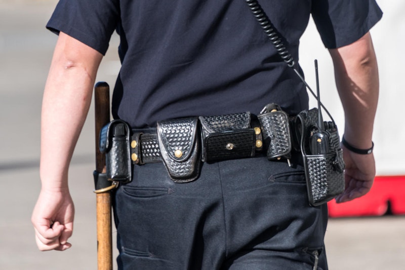 "Vor unserer Appartment-Pension hat mein Mann Fotos gemacht von der Landschaft. Mein Mann ist groß und dunkel. Ein Nachbar hat die Polizei gerufen. Mein Mann hatte daraufhin vor seinem Sohn eine sehr unfreundliche Visums-Kontrolle vor unserer Pension. Es hätte einen Notruf wegen Auskundschaftungen in der Umgebung gegeben. Was er hier sucht soll er sofort erklären und die Arme nach hinten geben. 
Mein Sohn hat geweint und ich war nervös. Als der Polizist merkte, in welche Situation er uns gebracht hat, war er selbst stumm. Aber geschehen ist geschehen. Wir fahren dort nie wieder hin.", Karin