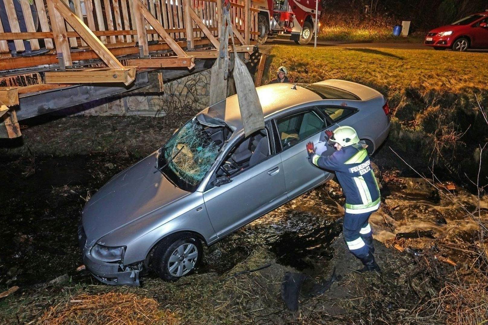 Spektakulärer Crash: Audi landete in Bach, Balken bohrt sich durch die Windschutzscheibe
