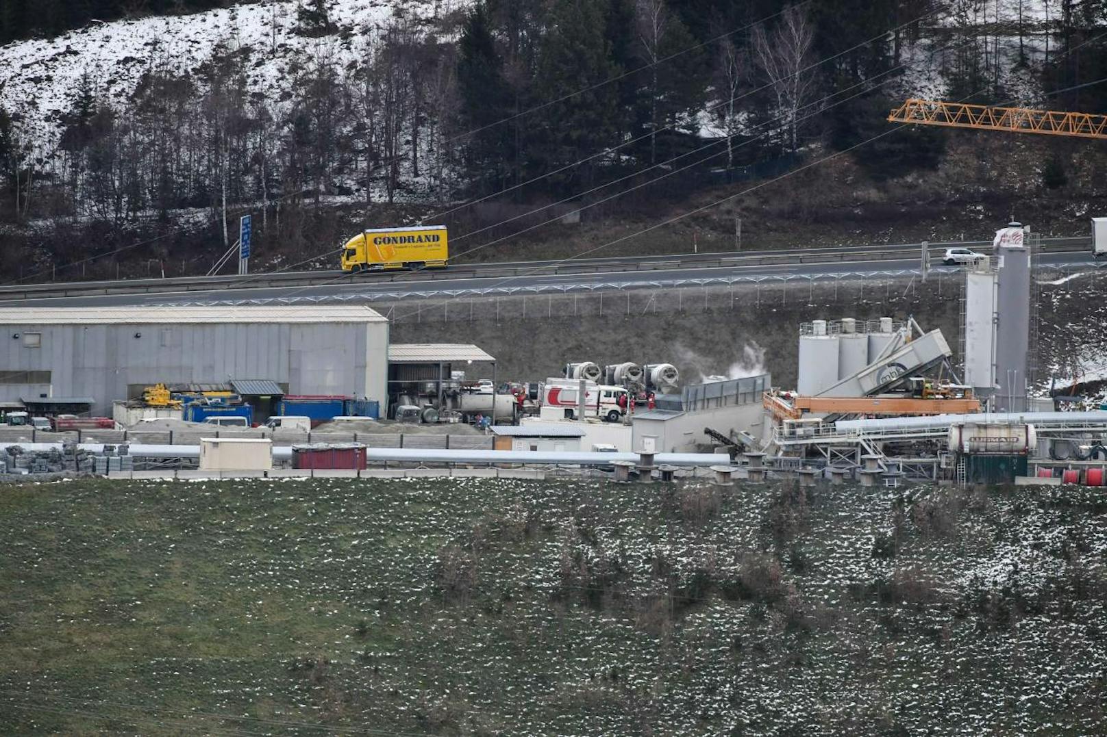 Zum Zeitpunkt des Brandes sollen sich rund 50 Arbeiter im Brennerbasistunnel befunden haben. Zu 18 gab es offenbar zunächst keinen Kontakt.