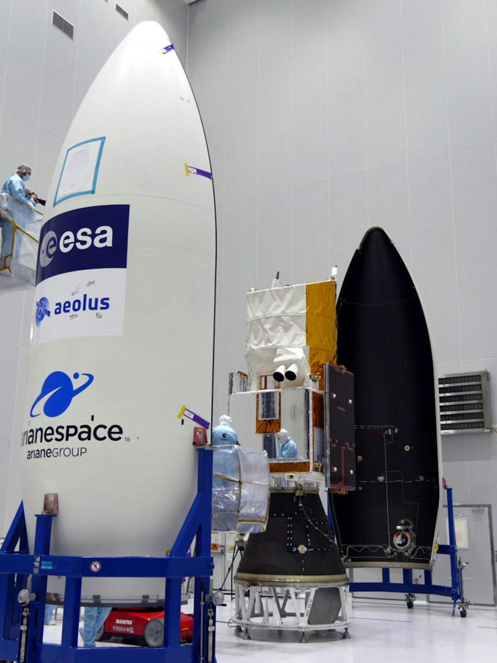 Der Satellit wurde für seine Reise in den Weltraum in einer Vega-Rakete verpackt.