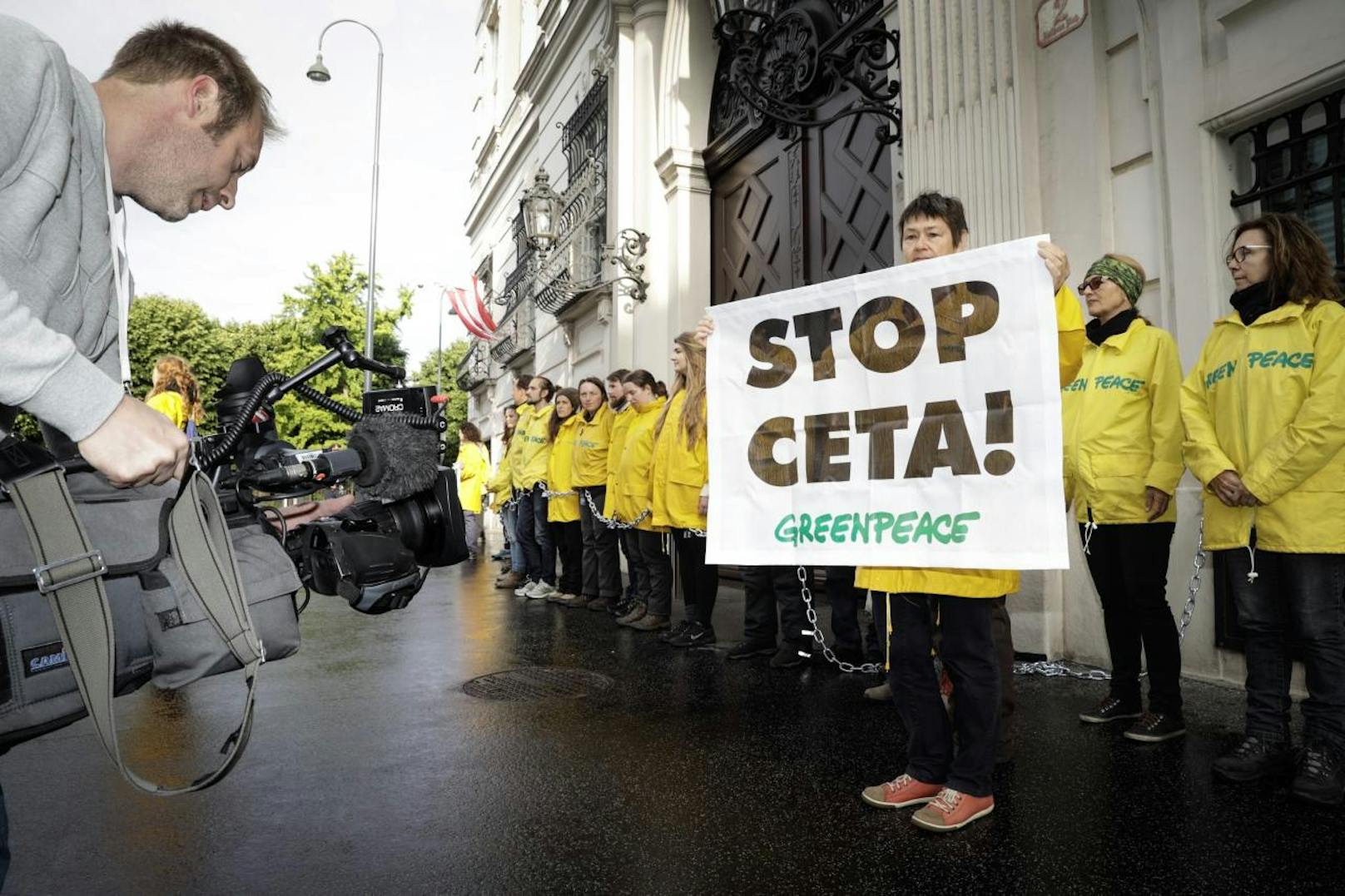 Die FPÖ dürfe Wahlversprechen nicht brechen und solle die Sorgen der Bevölkerung ernst nehmen, fordert Greenpeace.